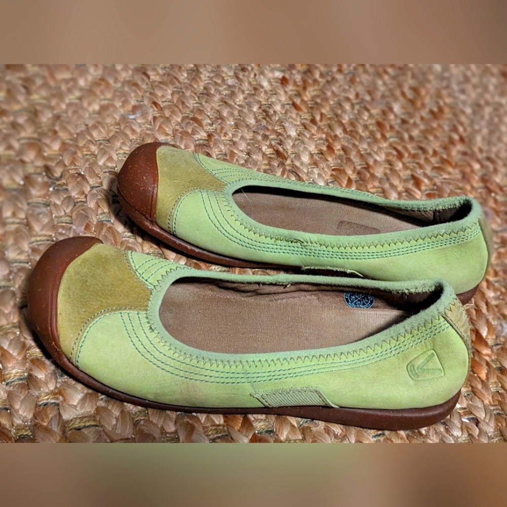 Great condition 7.5 green Keen slip ons